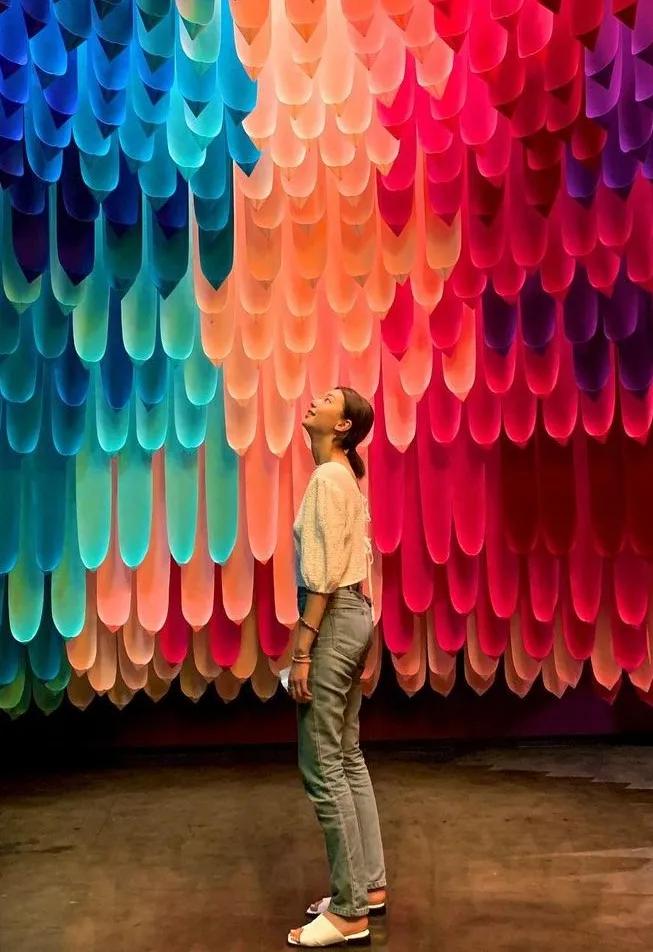 这个被嘲矮的超模火了！一脸硬伤，为啥还被Dior、Prada抢着宠？