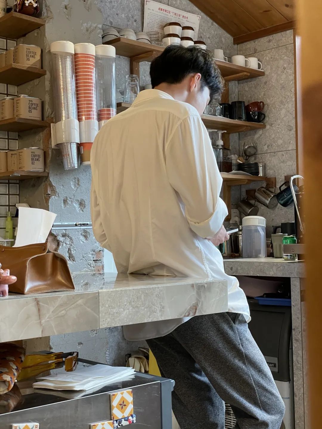 每个人的衣橱里都有一条灰色卫裤,每个人是不是都有一条灰色卫裤