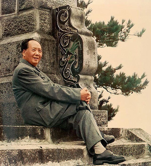 毛主席看到与母亲的合影,激动地用土话问道:咯是从哪里拱出来的