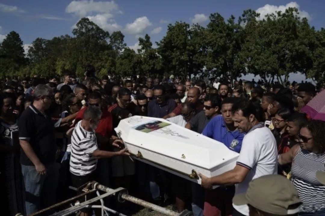 巴西足球队员死亡事件视频,足球萨拉失事