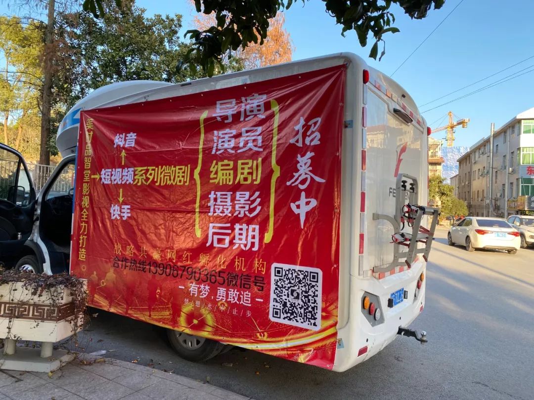 兼职“车模”,横店群演的AI新工作|甲子光年