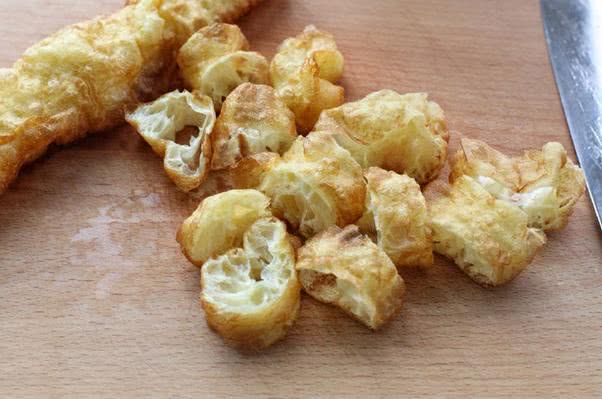 油条怎么炒好吃又松软,腊肉炒油条的家常做法