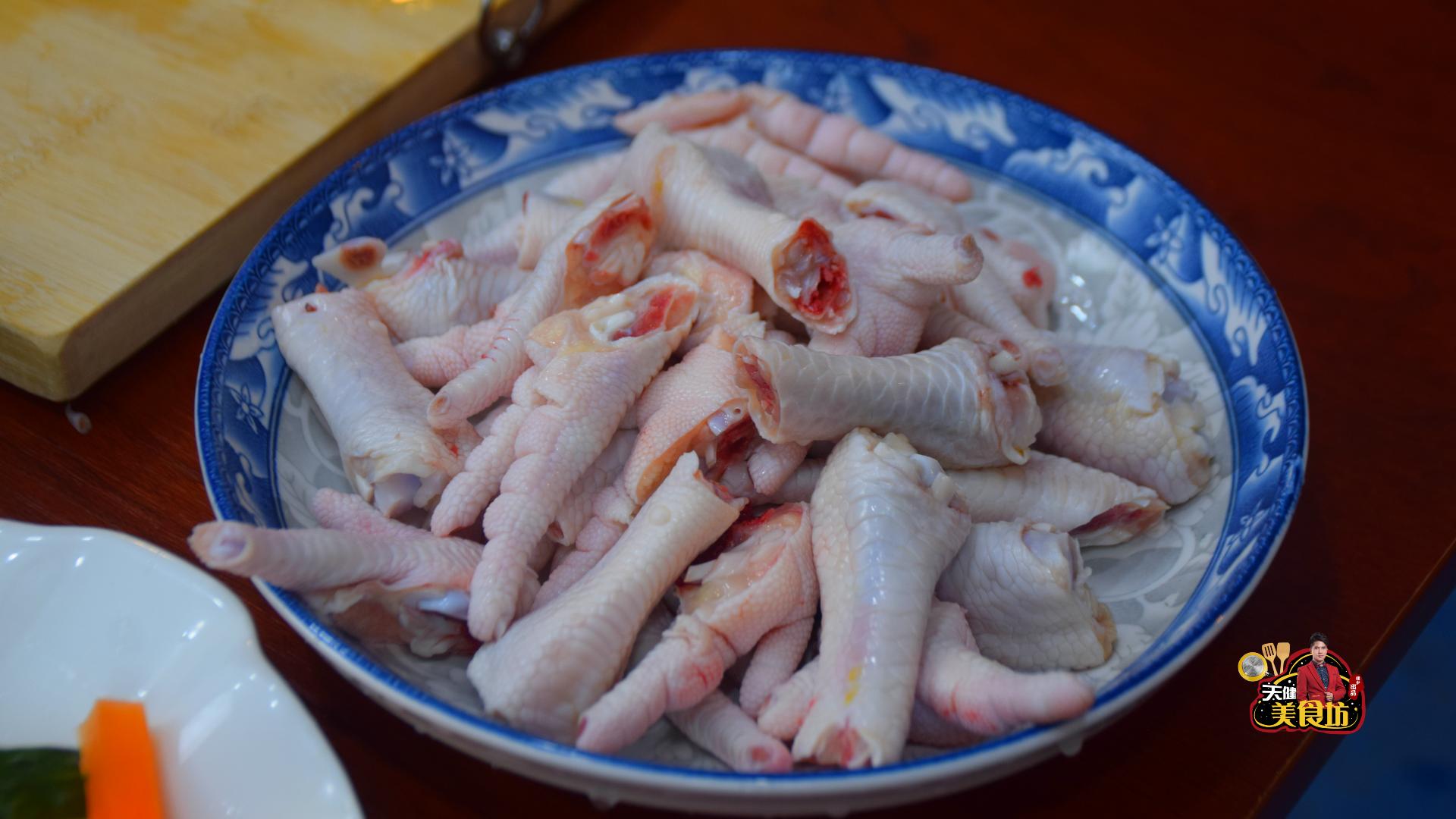 泡椒凤爪正宗家庭做法,教您自制柠檬泡椒凤爪洁白脆爽