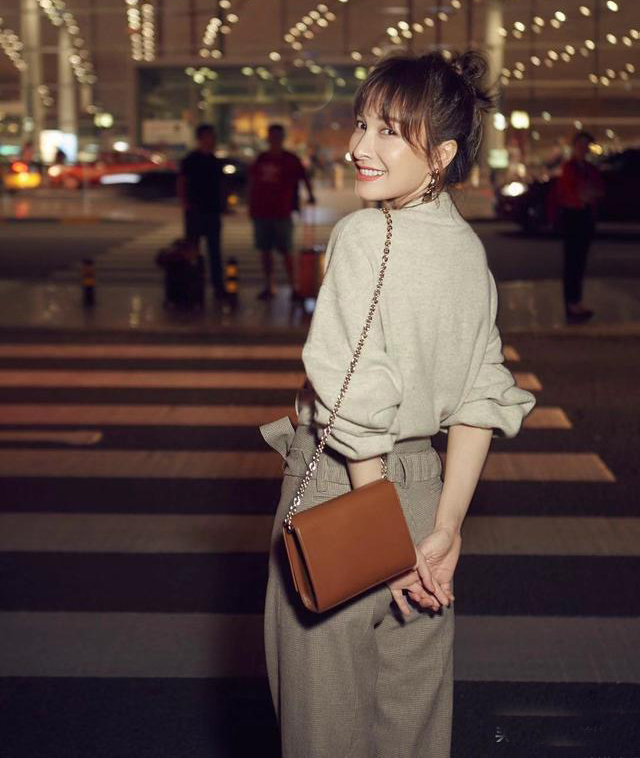 吴昕与C罗女友乔治娜竞艳，米兰时装周同穿阔腿裤，好看到炸