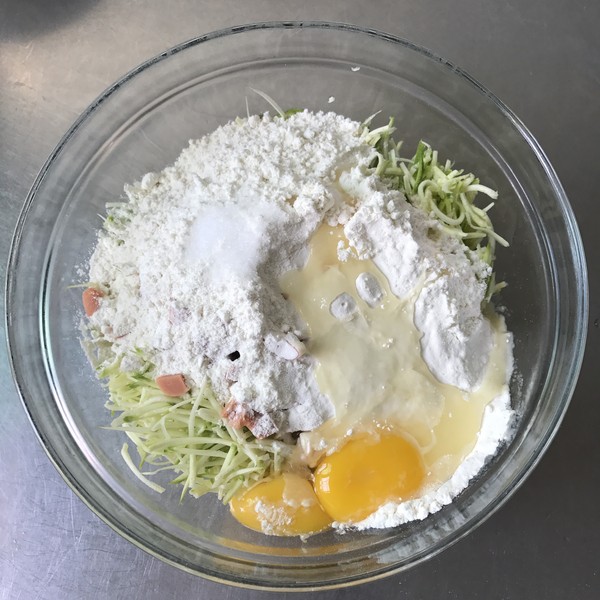 西葫芦饼的8种做法,金黄西葫芦饼正宗做法