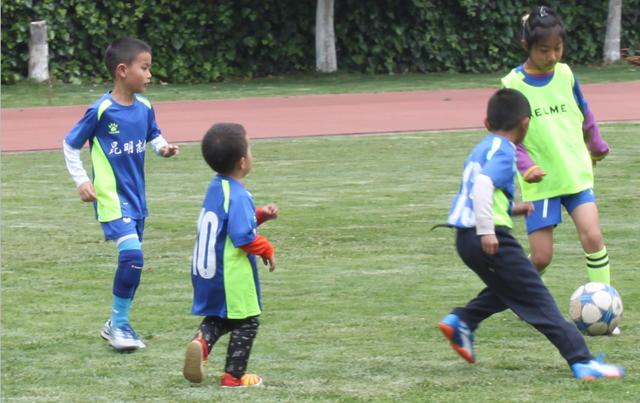 足球基本战术配合方法都有哪些,足球队员基础差用什么战术