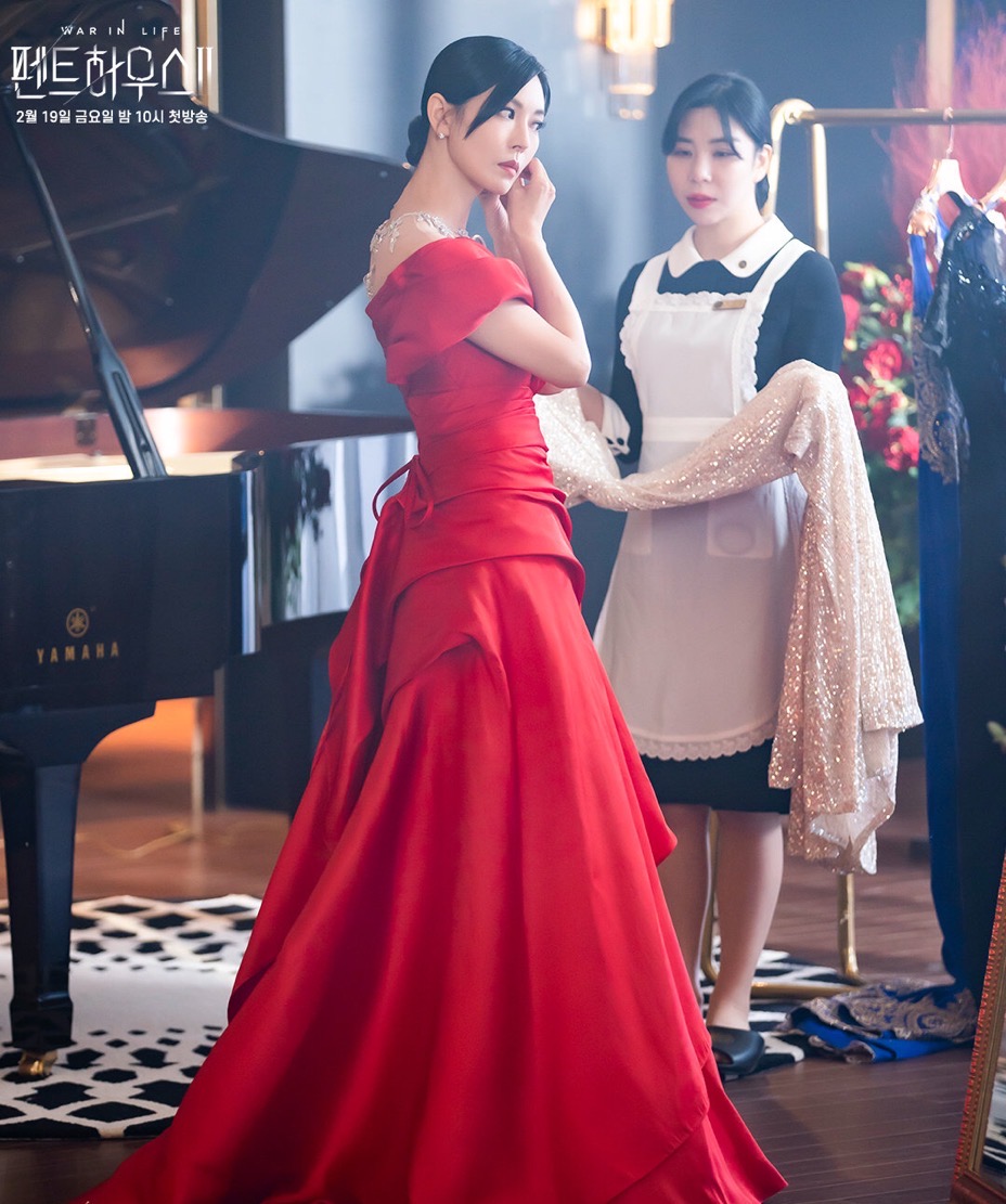 看了《顶楼2》，又发现一个“疯批美人”衣品开挂，每套都超想要