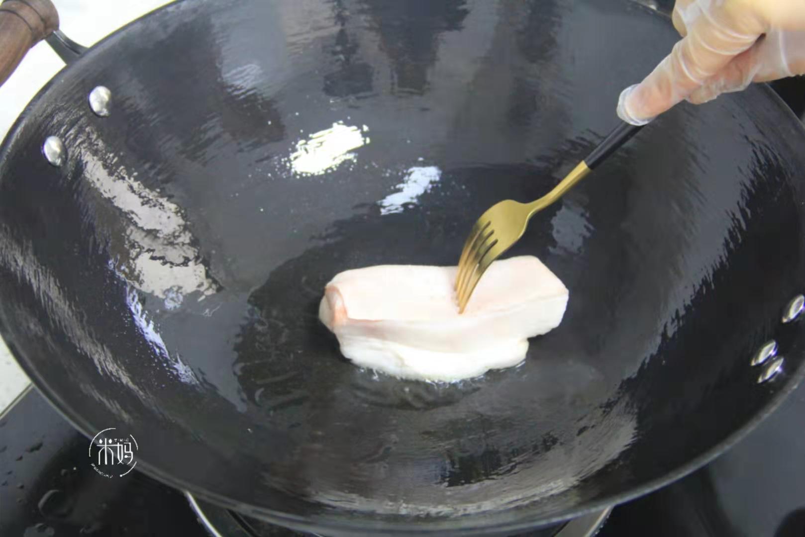 铁锅怎么开锅不生锈不粘锅教程,铁锅的正确开锅方法不粘锅