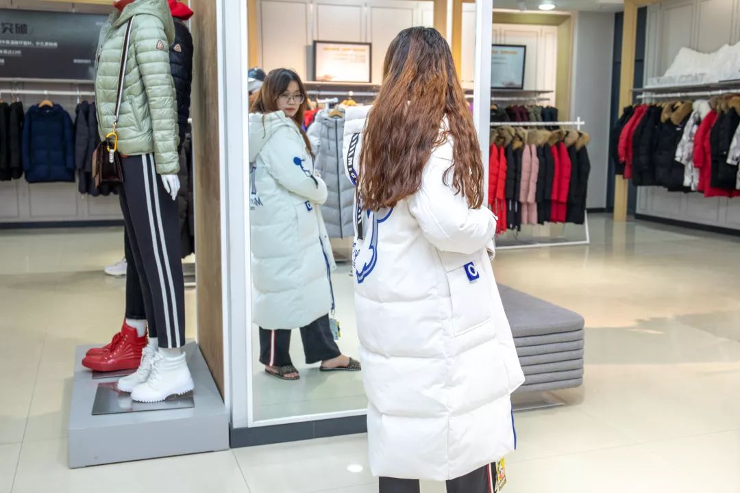 品牌羽绒服低至99元！百货大楼要被搬空了