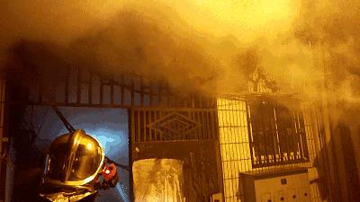 楼下起火楼上需要往下跑吗,楼下着火了往上跑还是往下跑