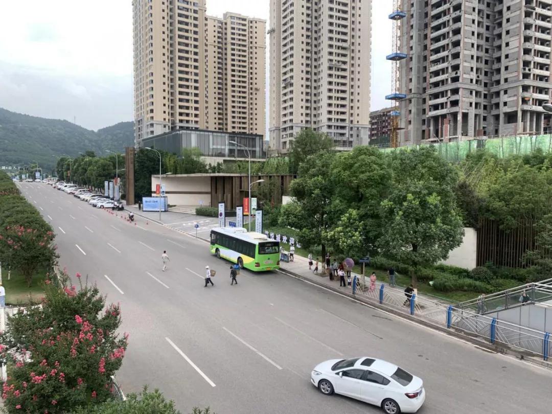 纠结两个楼盘怎么选,纠结选哪个楼盘