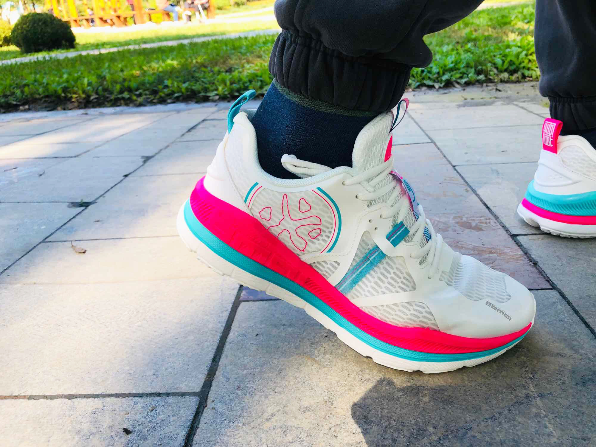 最适合中国人的跑鞋？亲测必迈老爹慢跑鞋，脚感完全不输大牌