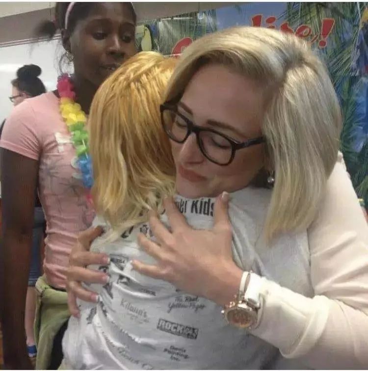 舅舅性侵、母亲家暴，她绝地反击，当上军官后，帮更多受虐孩子