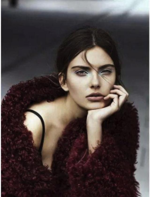 显白肤色黑穿搭图片女士,肤色偏黄的女生适合穿什么