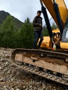 创纪录10个月卖掉近20万台挖掘机,为什么男孩子都想拥有一台挖掘机