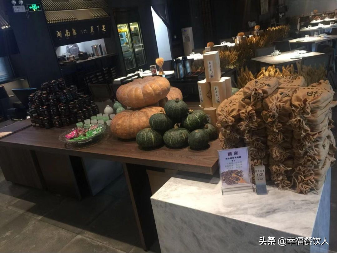 大众点评品类榜首!这家“土到极致”的湘菜馆是如何做到的?