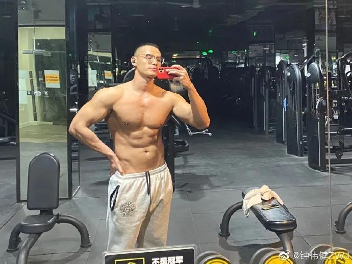 他身高183公分,胸肌硕大差点把衬衫撑爆,这身材简直绝了