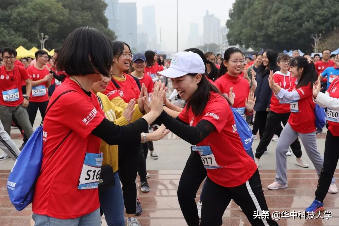 校园马拉松感受青春力量,在教室看同学田径比赛