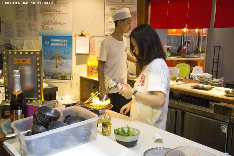 等待烤盘上的肉，就像是异地恋的情侣，看得见却吃不到