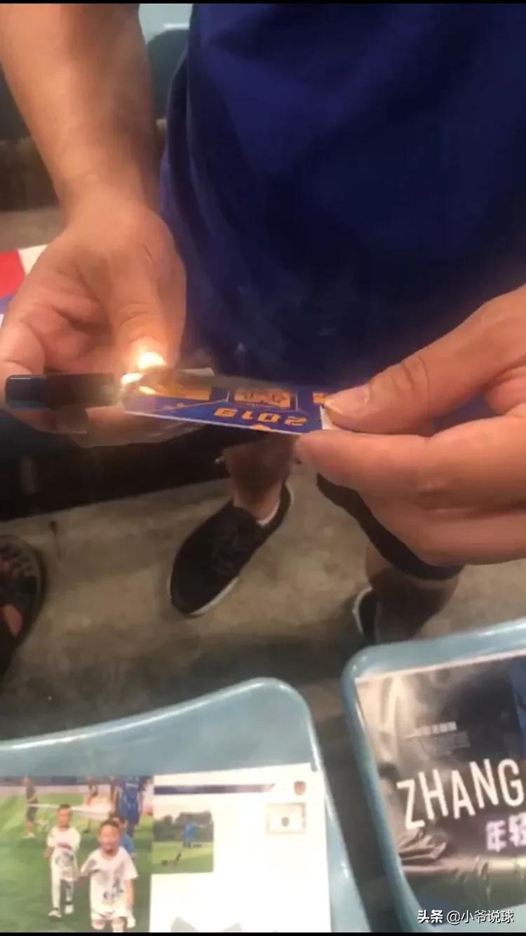 球迷剪围巾烧年卡扔水瓶，江苏苏宁陷入假球风波