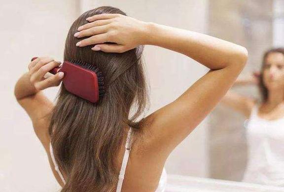 正确的洗头方法来维护头皮的健康,每天洗头和7天洗1次头哪个更健康