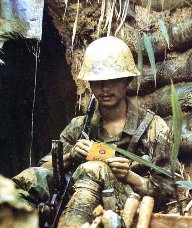 对越自卫反击战战士送物资,对越自卫反击战前线我军战士