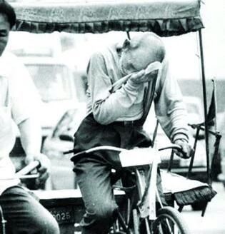 独腿外卖小哥日行四万步,送外卖小哥感动落泪