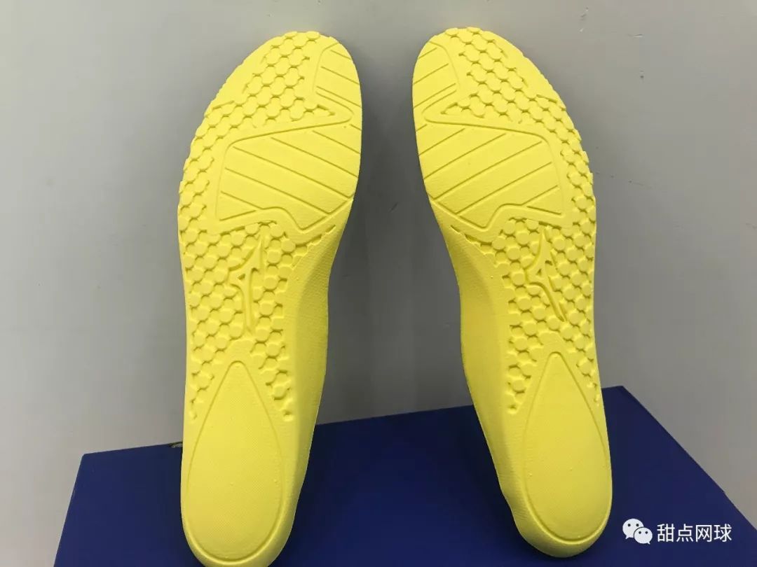甜点君,美津浓足球鞋wave系列评测