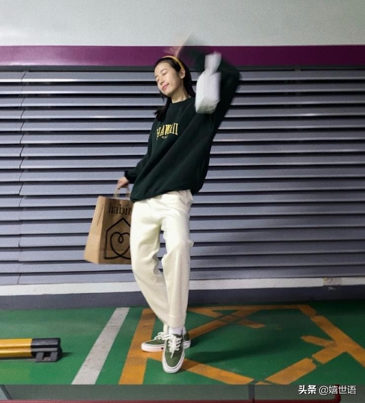 周雨彤穿板鞋图片,周雨彤spell牛仔裤穿搭