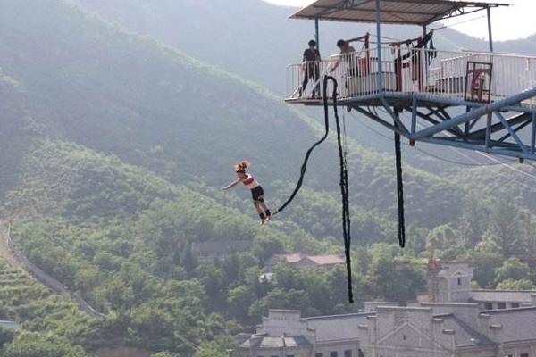 另类蹦极玩的就是心跳,哪里的蹦极最刺激