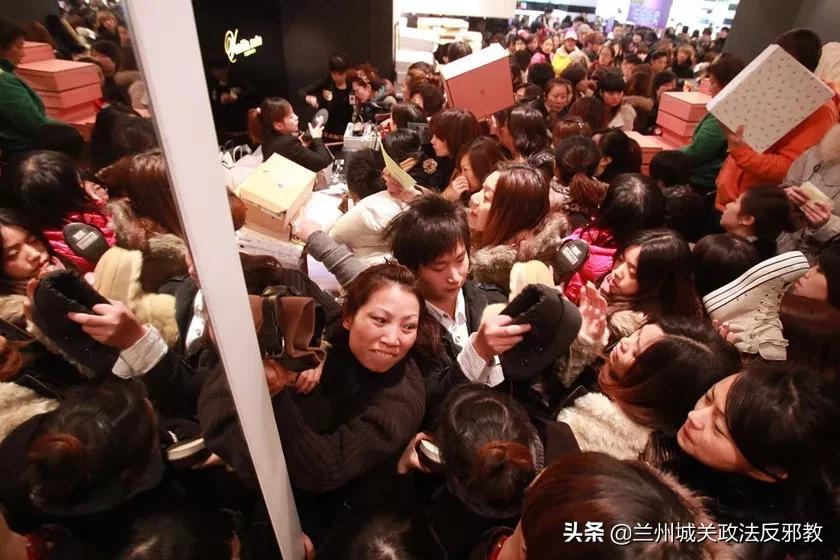 凶猛!一群国人攻陷巴黎老佛爷百货LV被迫限购