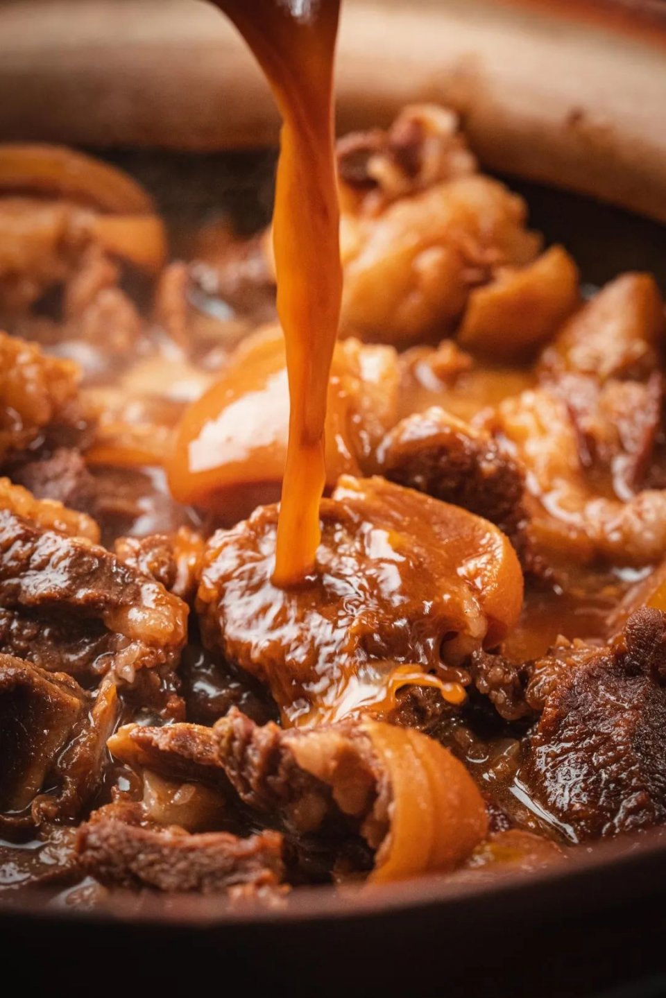 老西关炭炉羊肉煲，不给蘸酱！藏在村子里，门口停满豪车