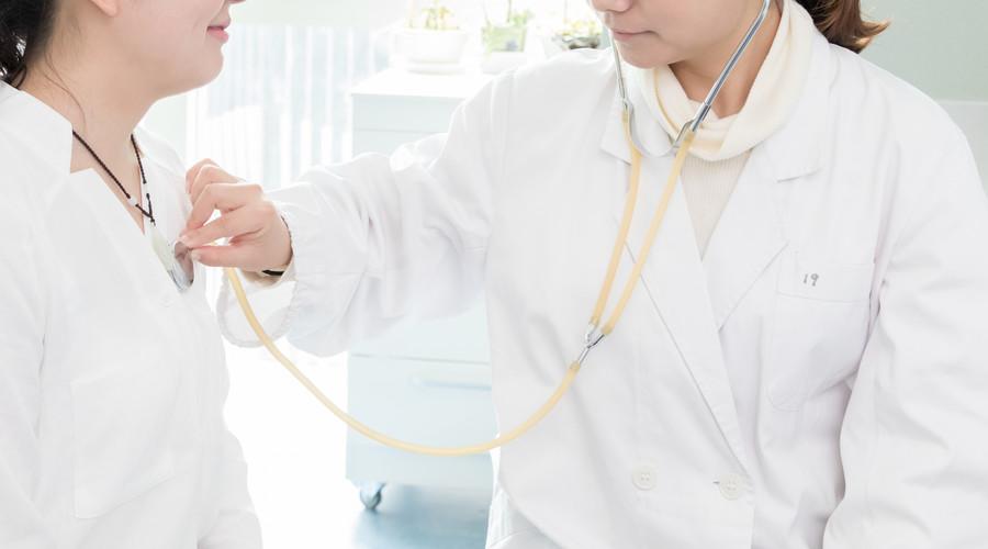 12岁小孩脸上白色斑块怎么回事,成年人皮肤有白色斑块是怎么回事