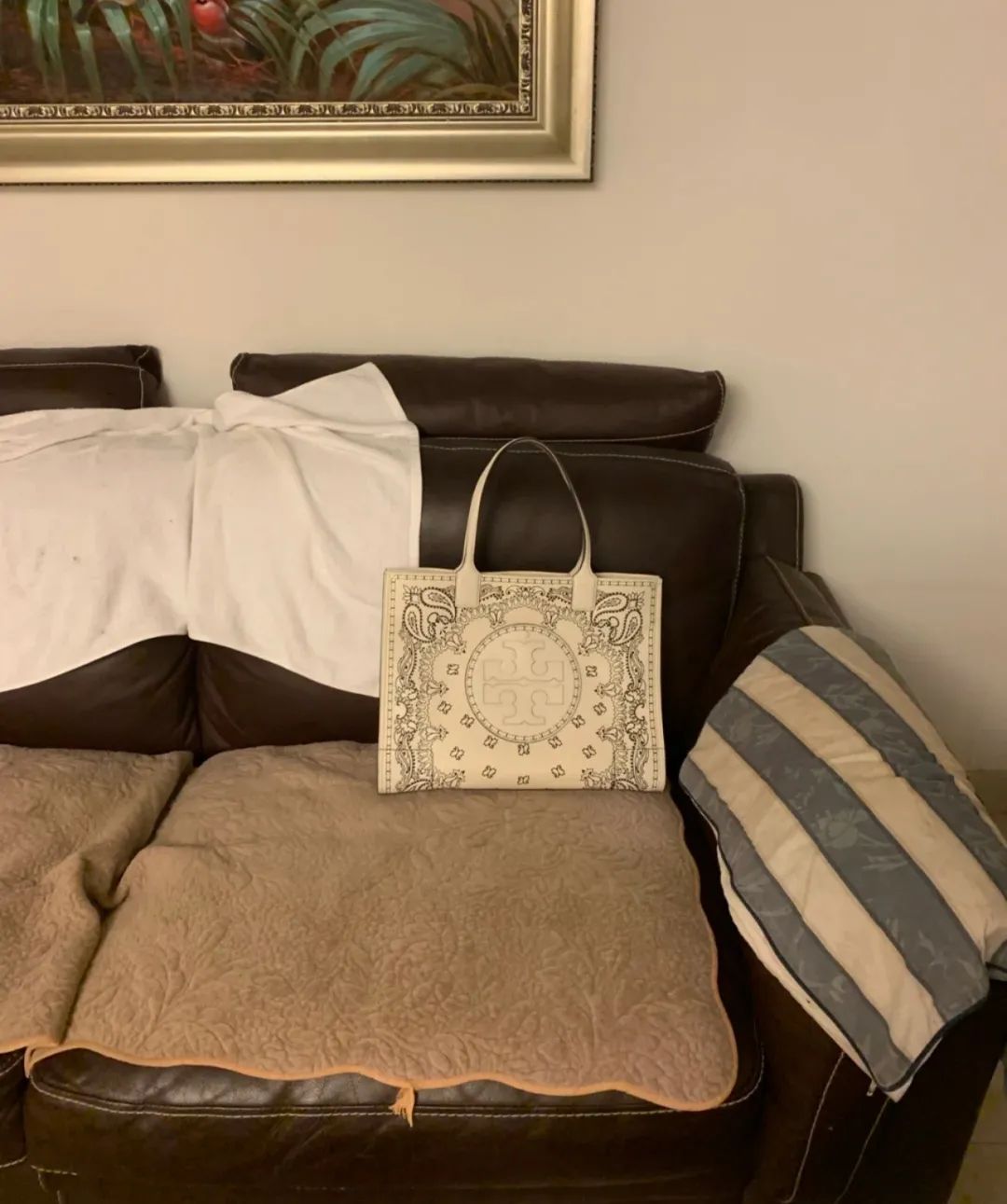 这才爆红一年就这么能“装”了?3w的包一背我都认不出来了…