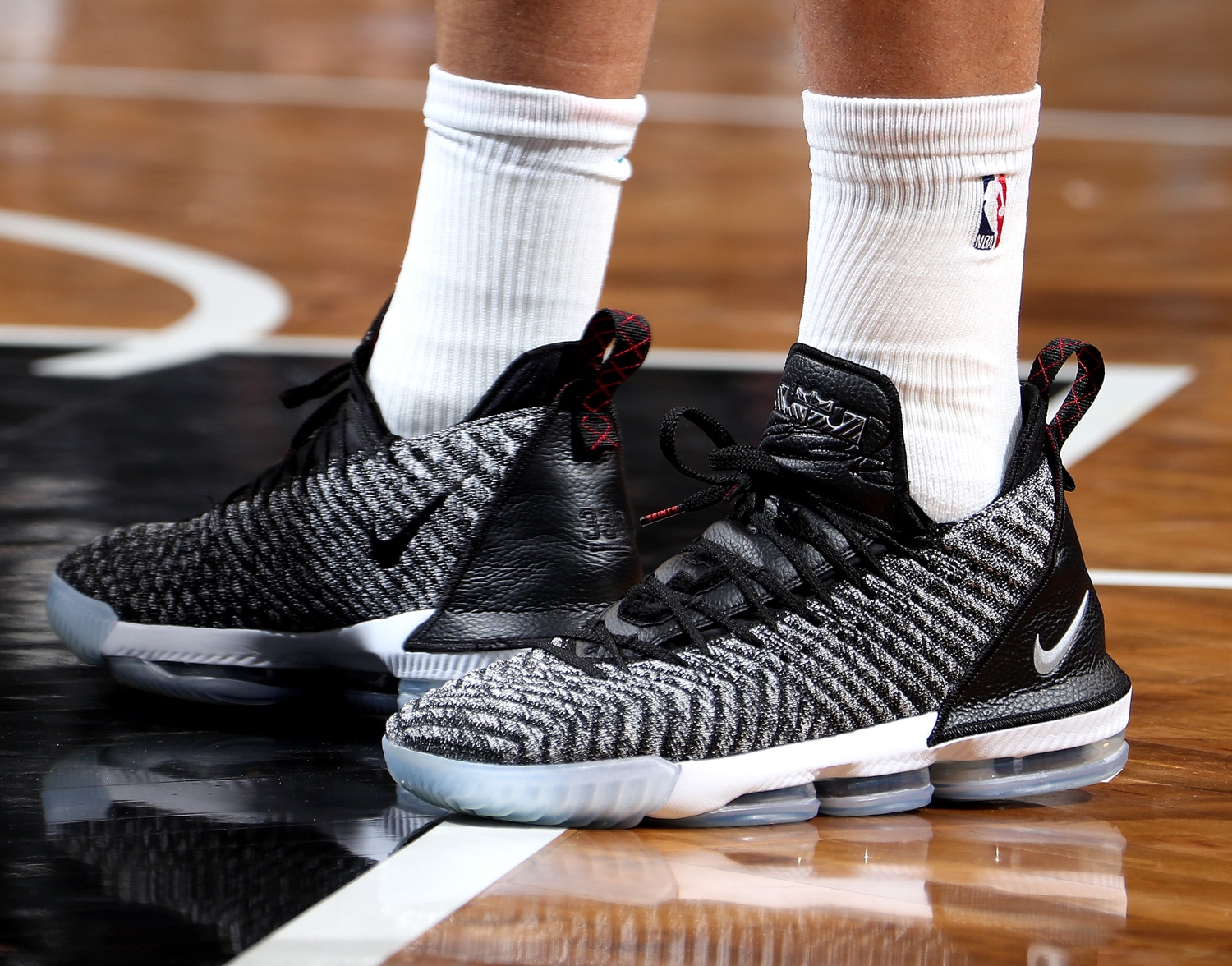 NBA赛场最近三天篮球鞋精选集：鞋头们的赛季鞋王之争越发激烈