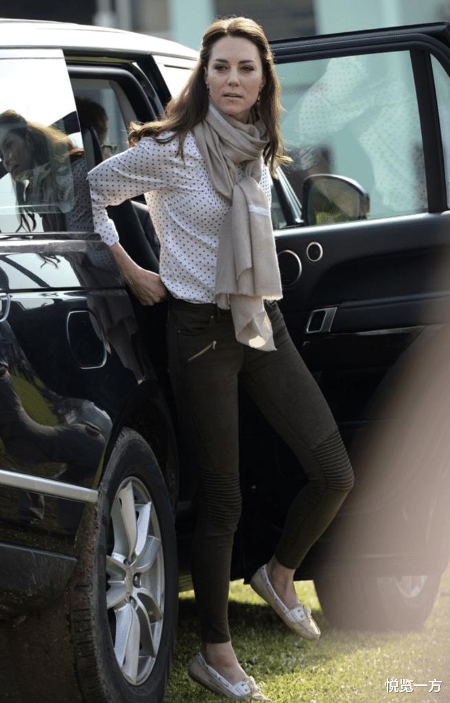 冬季围巾怎么搭配才保暖又时髦,凯特王妃系红色波点围巾