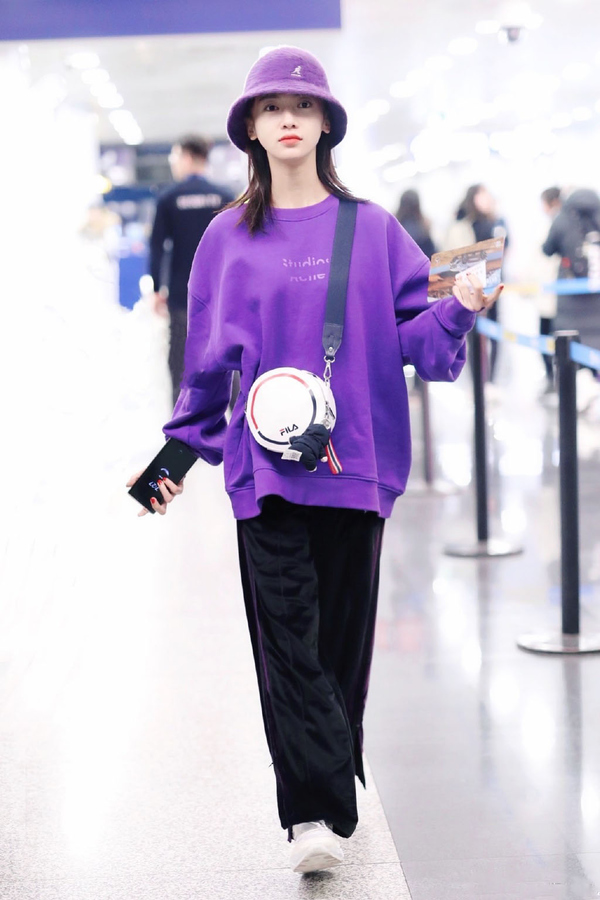 吴谨言橙色包,吴谨言短款卫衣搭配