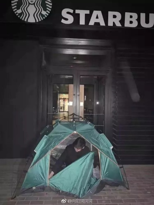 星巴克猫爪杯遭疯抢甚至大打出手,星巴克猫爪杯深夜排队疯抢