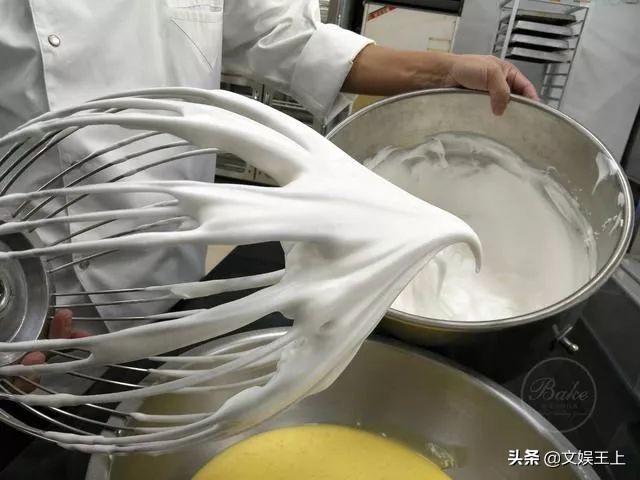 不用出门自己在家做蛋糕,不能出门就自己做了一个蛋糕