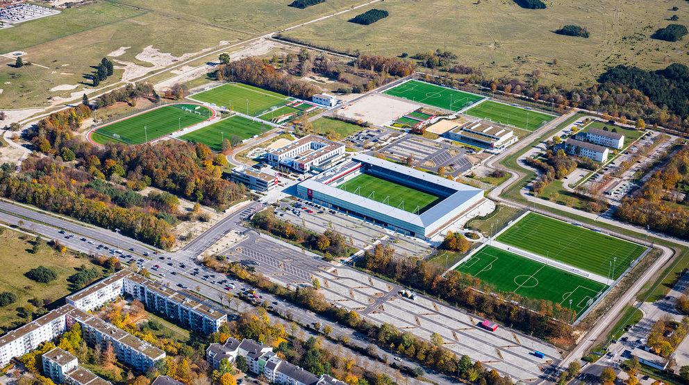 有哪些著名的足球学院,当今足坛最厉害的足球运动员