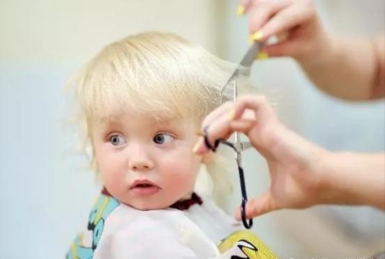 宝宝非常抗拒理发该怎样正确引导,给宝宝理发怎么才能不哭不闹