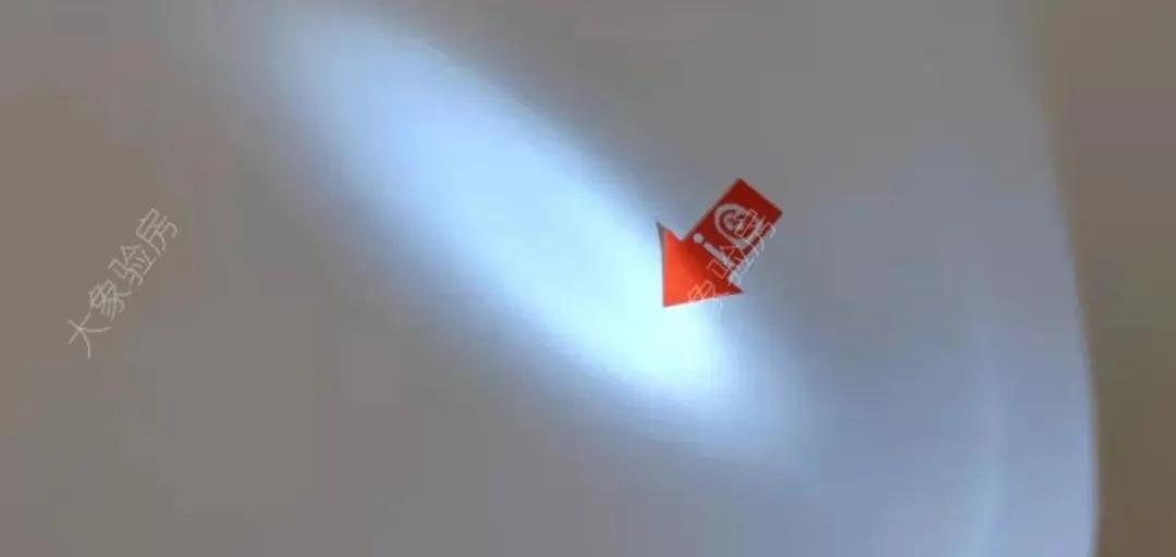 收房发现墙顶维修痕迹,精装房交房时踢脚线乳胶漆脱落