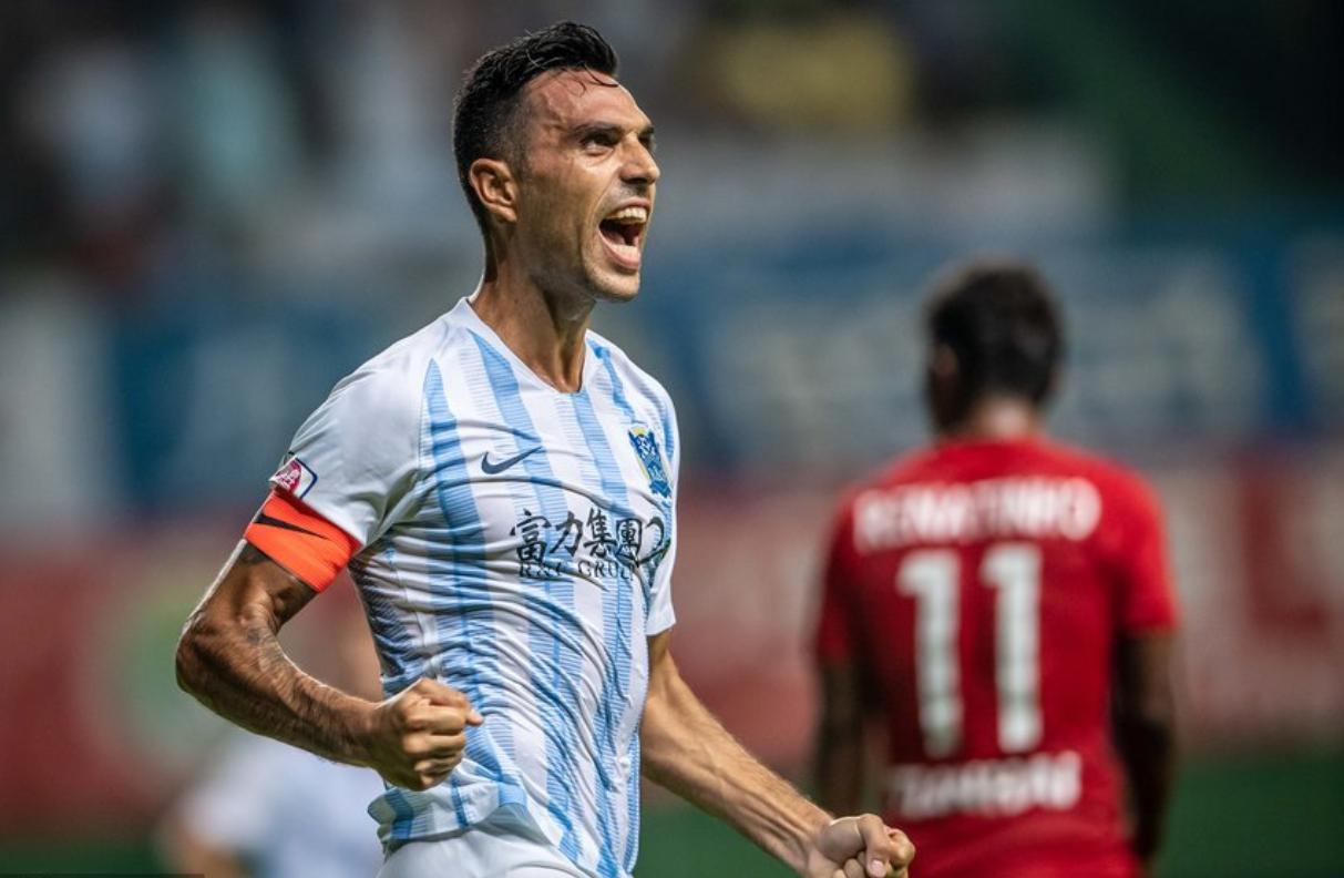 扎哈维凌空破门绝杀,扎哈维插花脚高清图片