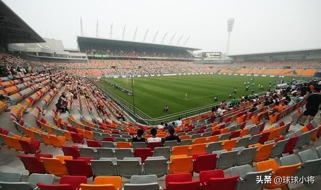 中国被荒废的足球场,荒废了几年的足球场