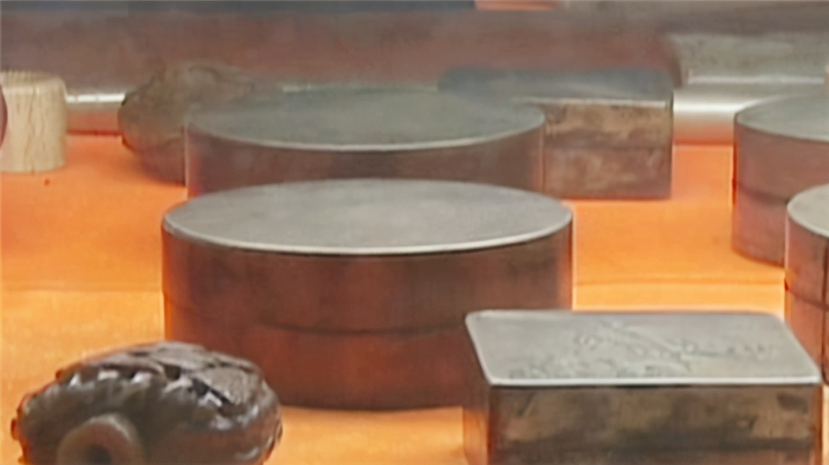 老人3万买墨盒,老板又赠了小盒,专家:大盒是赝品,小盒值百万