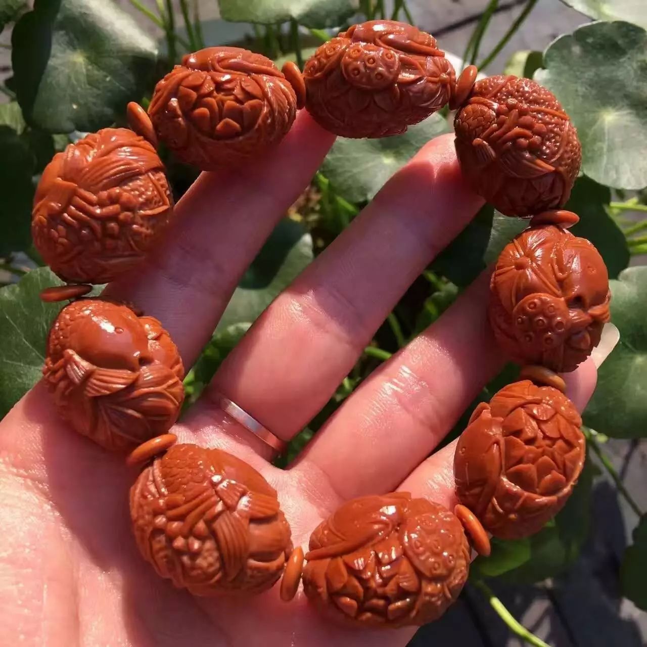 橄榄核雕盘玩怎么不开裂,十年的橄榄核雕还有开裂的吗