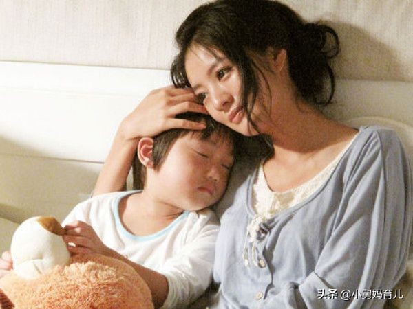 孩子喜欢摸着妈妈的胸部睡觉，妈妈觉得幸福，却不知已经害了孩子