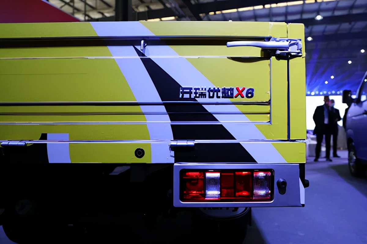 车身长5.8米的轿车,奇瑞开瑞x6小微卡