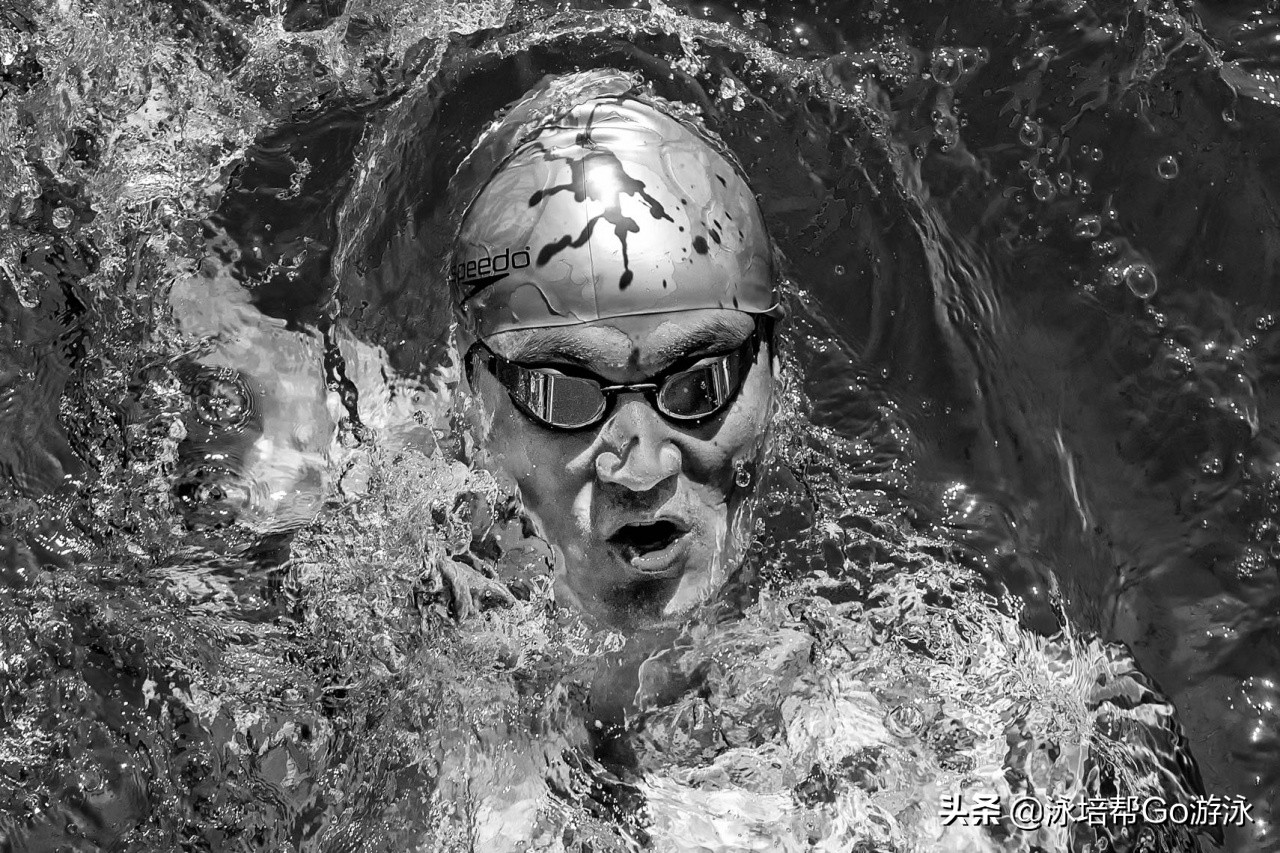 仰泳游偏了怎么办仰泳总是向下沉,仰泳怎样才不会游歪了