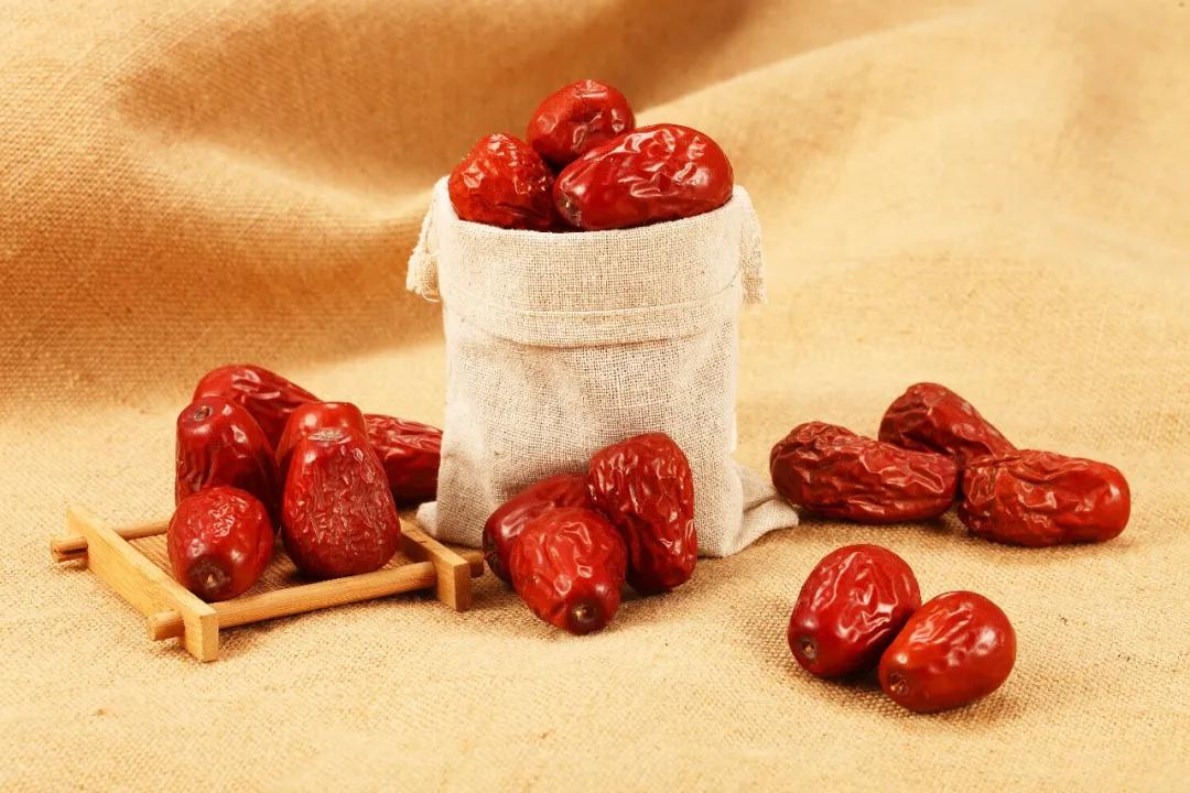 枸杞大枣菊花一起泡水有什么功效,红枣枸杞冰糖菊花能一起泡酒喝吗